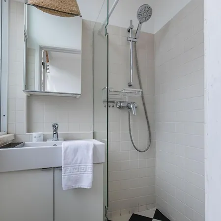 Lovelystay - Bright&peaceful 2bdr In Estrela Apartment Lisbon